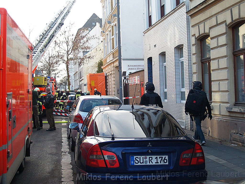 Einsatz Feuerwehr SEK Polizei Koeln Nippes Merheimerstr P072.JPG